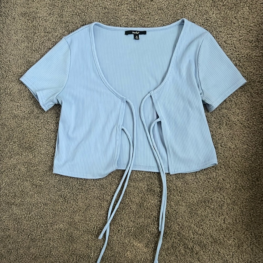 A short sleeve blue top